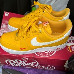 I am selling these size woman’s 9 Nike Air Force 1’s. They were worn once.